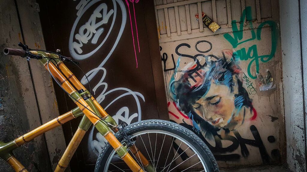 street art barcelone velo bambou